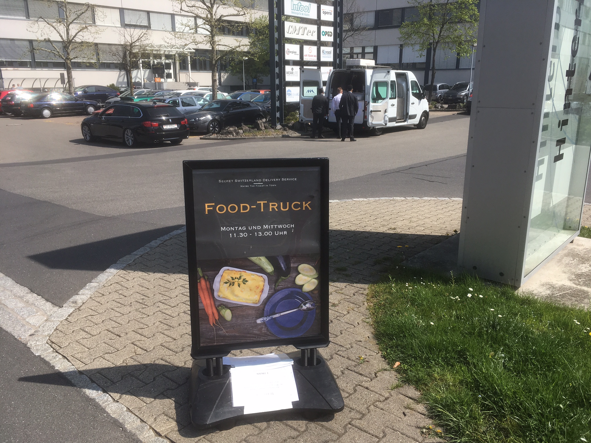 Cleveres Marketing: Am jeweiligen Wochentag macht ein Schild an der Strasse darauf aufmerksam, dass der Foodtruck da ist.