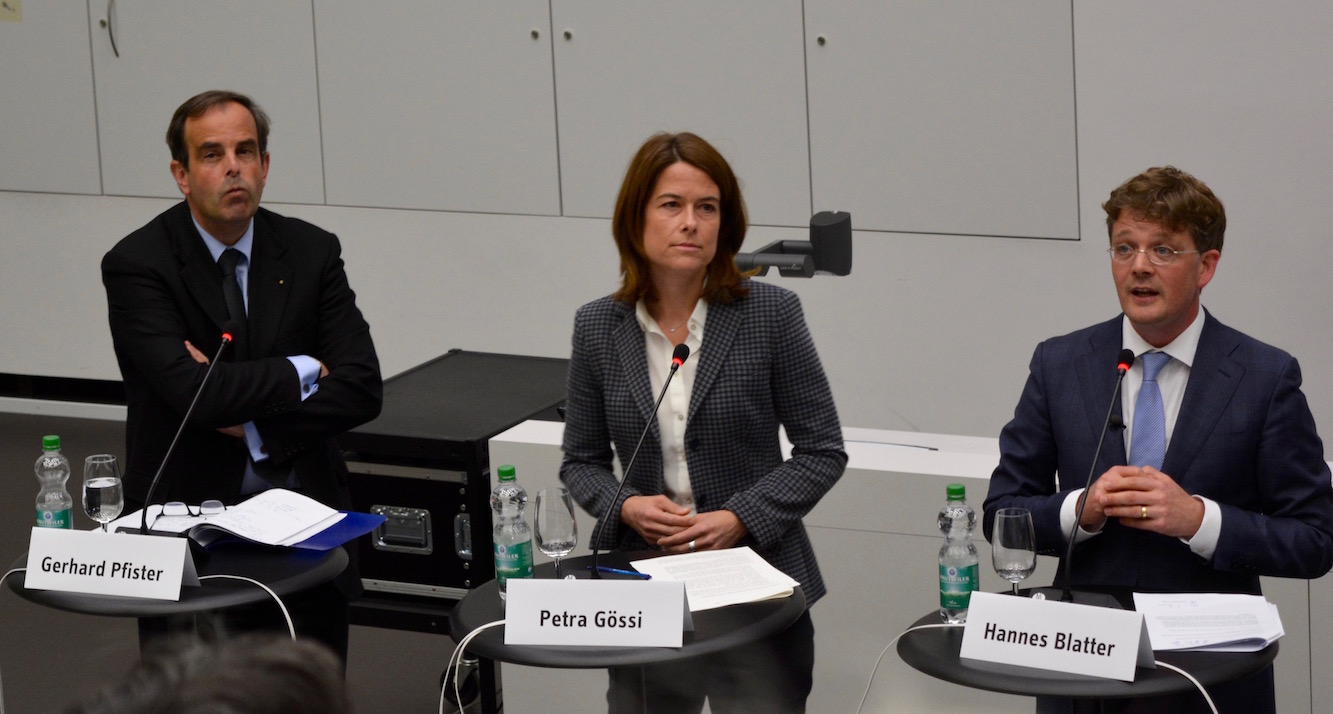 Gerhard Pfister und Petra Gössi hören gespannt Moderator Hannes Blatter zu.