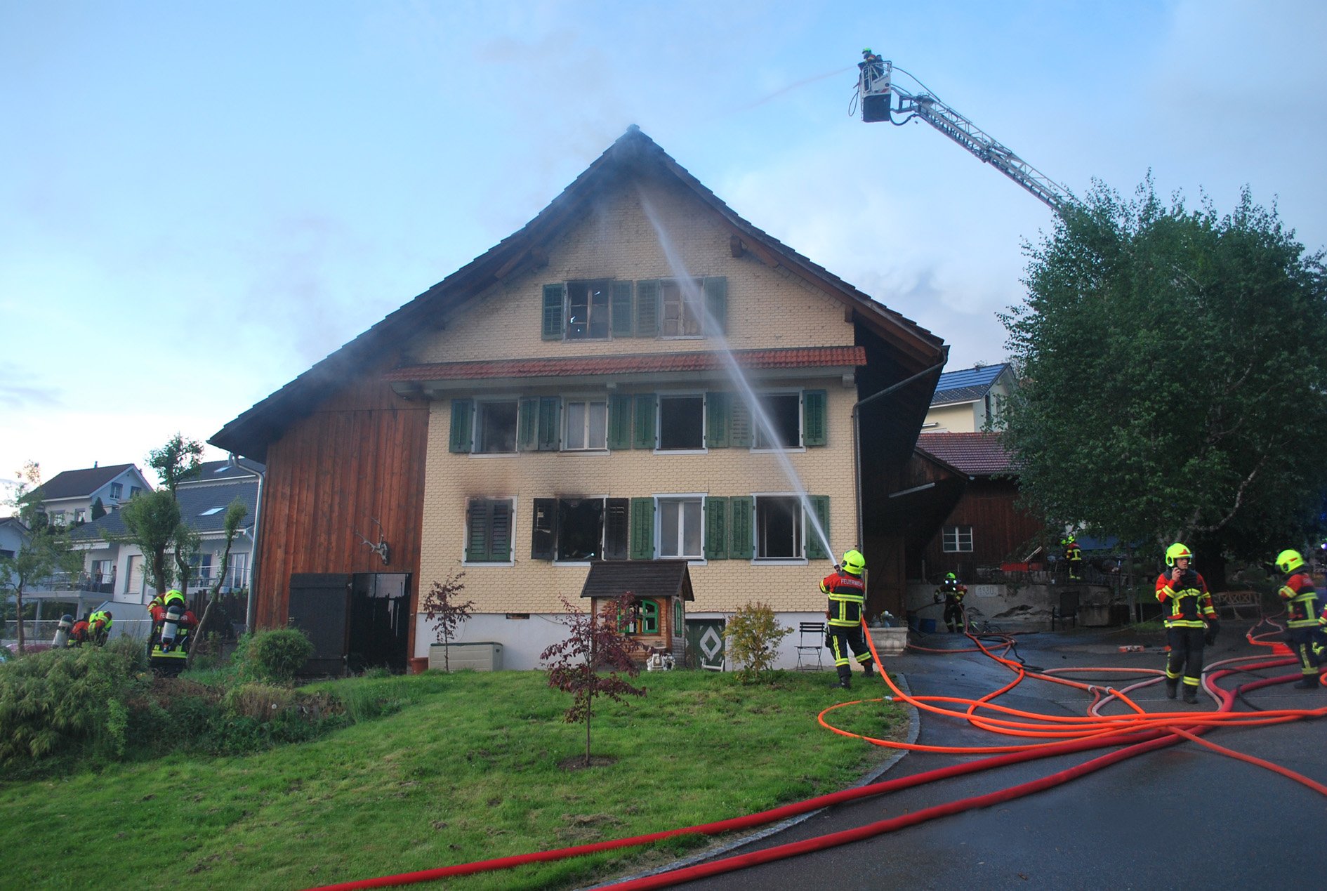 Das Haus wurde beim Brand stark beschädigt und ist nicht mehr bewohnbar.