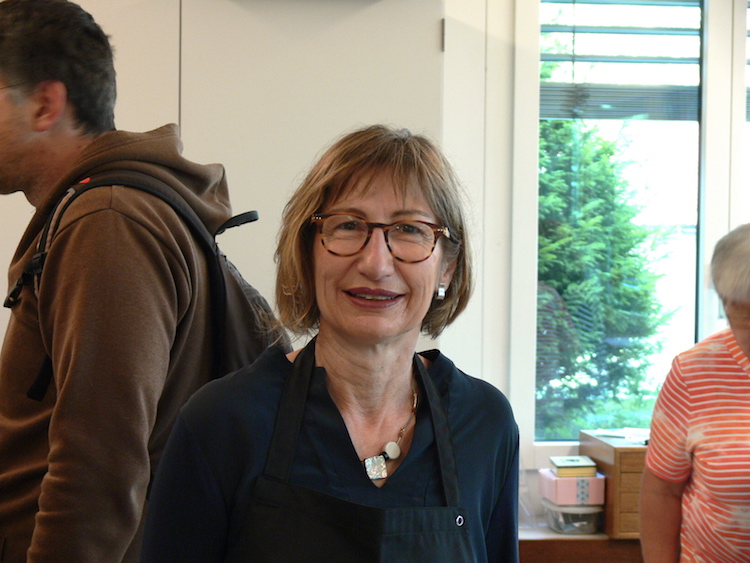 Repair Café Organisatorin Paola de Coppi freut sich über die grosse Nachfrage bei der Erstausgabe in Zug.