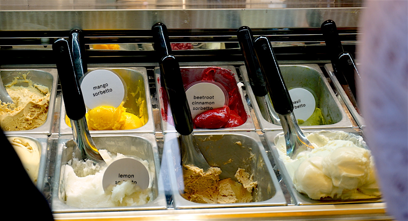 Versteckt zwischen Mango- und Basilikum-Sorbet: Die Kombination Randen-Zimt (rot) in der Gelateria dell'Alpi.