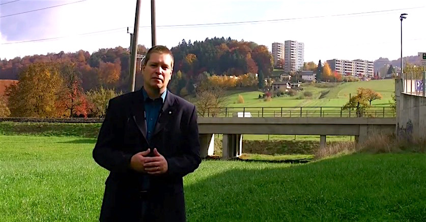 Peter With, Präsident der Stadtluzerner SVP, vor der 2005 realisierten Bahnunterführung. Unter diesem Bauwerk sollte irgendwann die Umfahrung Cheerstrasse durchführen. Im Hintergrund weiter oben zu sehen: Littau Dorf.