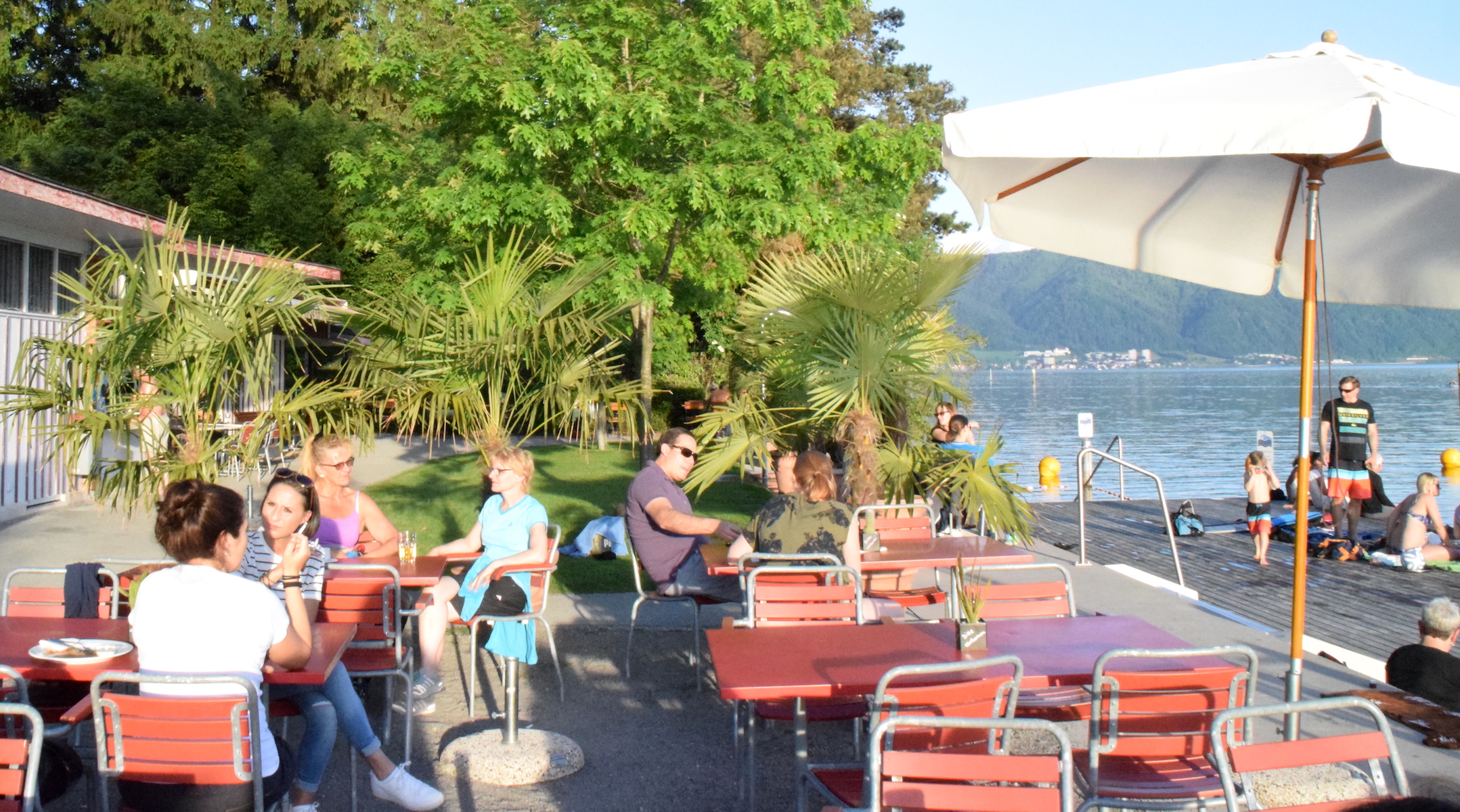 Zahlreiche Gäste geniessen in der Badi Hirsgarten in Cham den Sonnenuntergang.