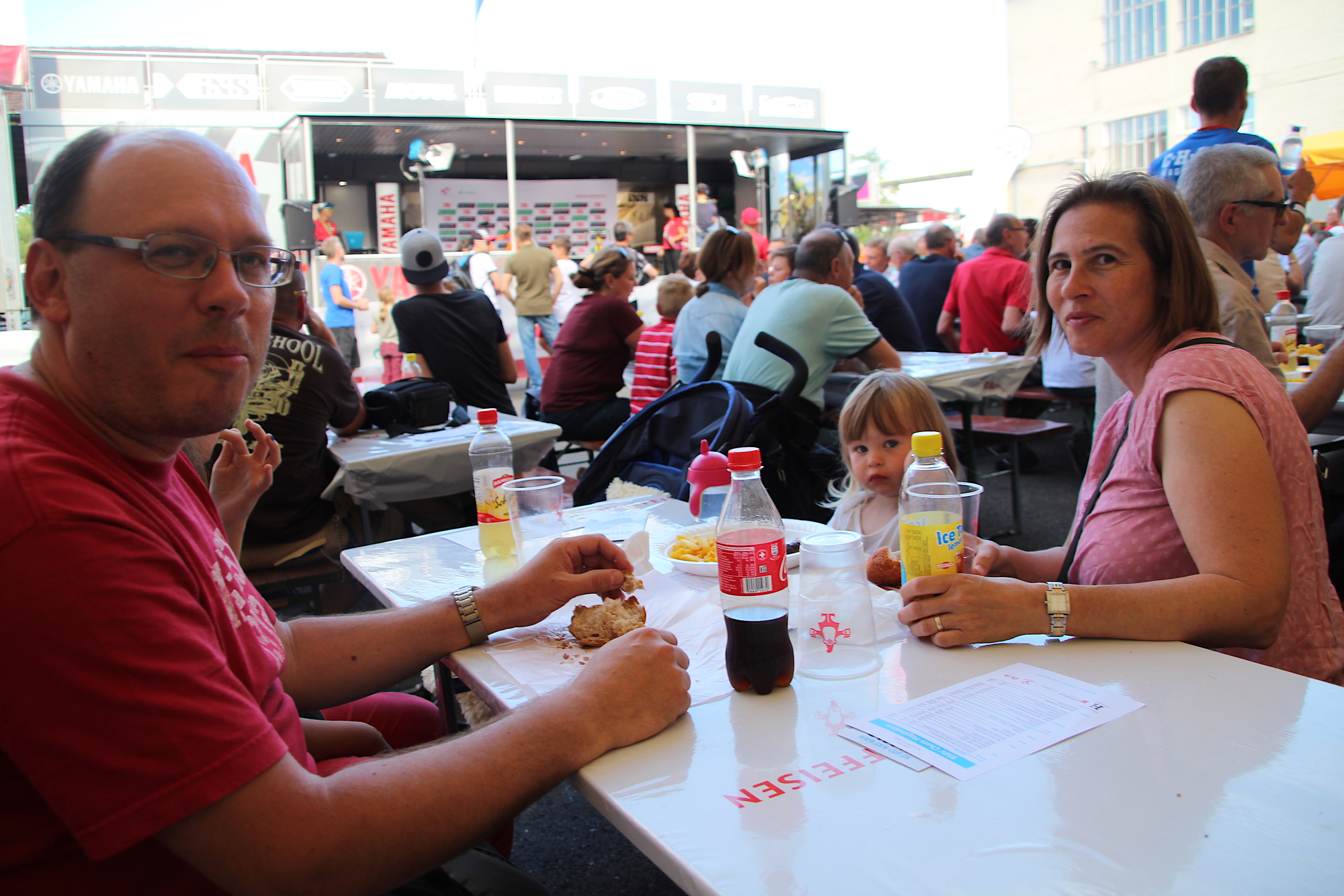 Reto Pfister und seine Familie geniessen die Tour de Suisse im offenen Festzelt.