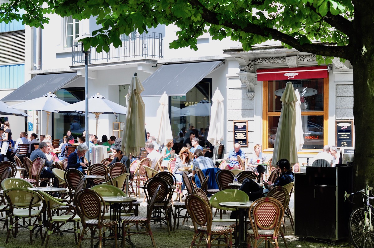 Im Helvetiagarten gibt es viele Möglichkeiten zur Erfrischung.