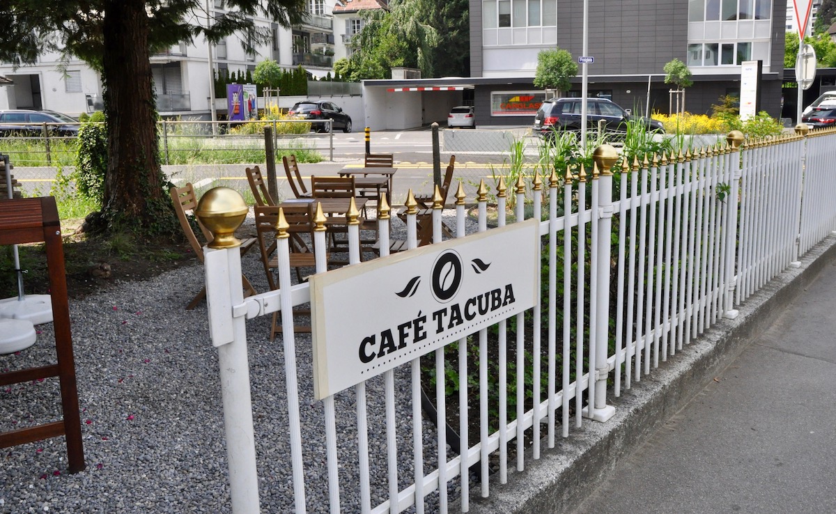 Im Café Tacura gibt's frisch gerösteten Kaffee, direkt am Freigleis.