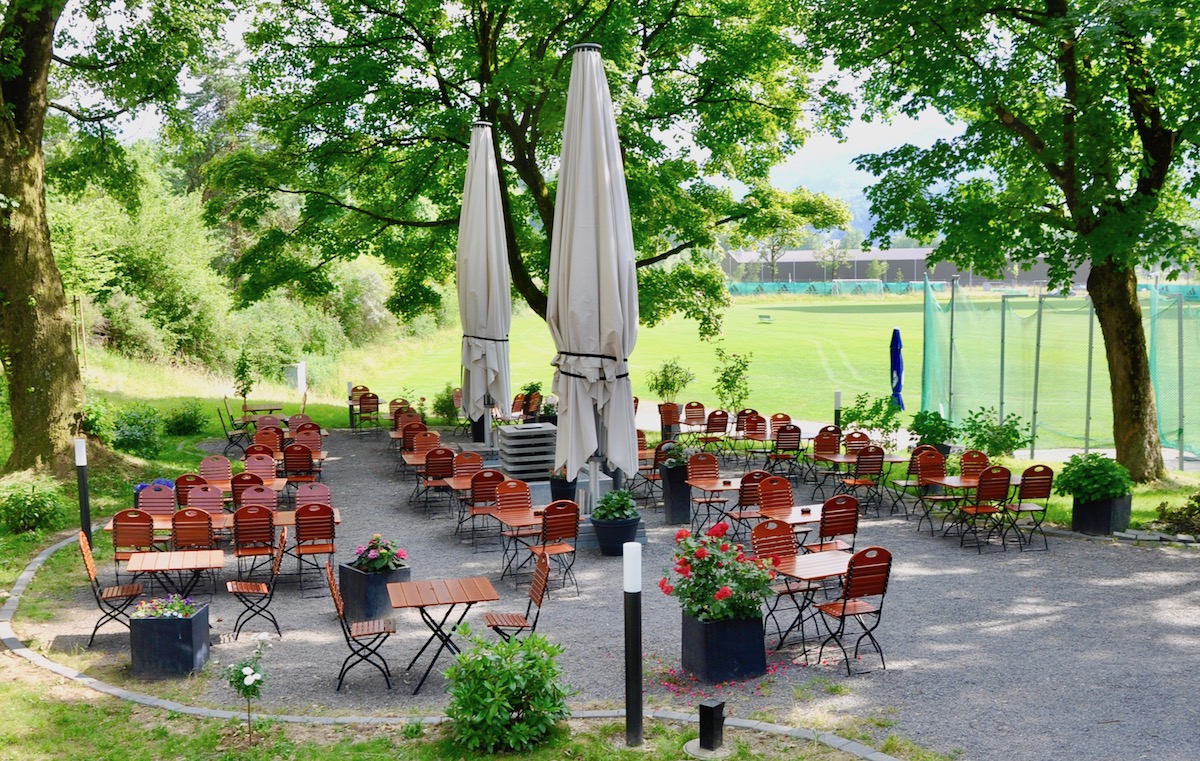 Das «Accademia» in der Allmend – viel grün beim italienischen Restaurant.