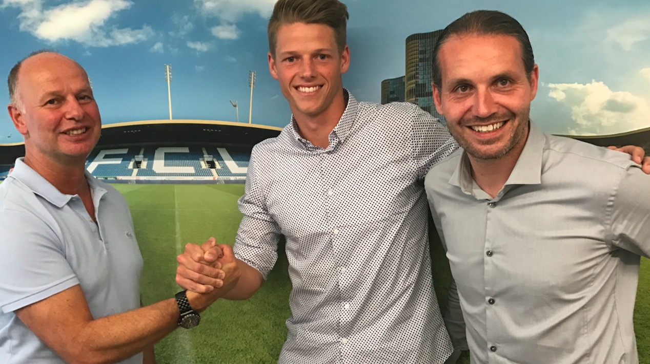 Marcel Kälin (links) und Sportchef Remo Meyer (rechts) feiern die Vertragsverlängerung mit Goalie Jonas Omlin.