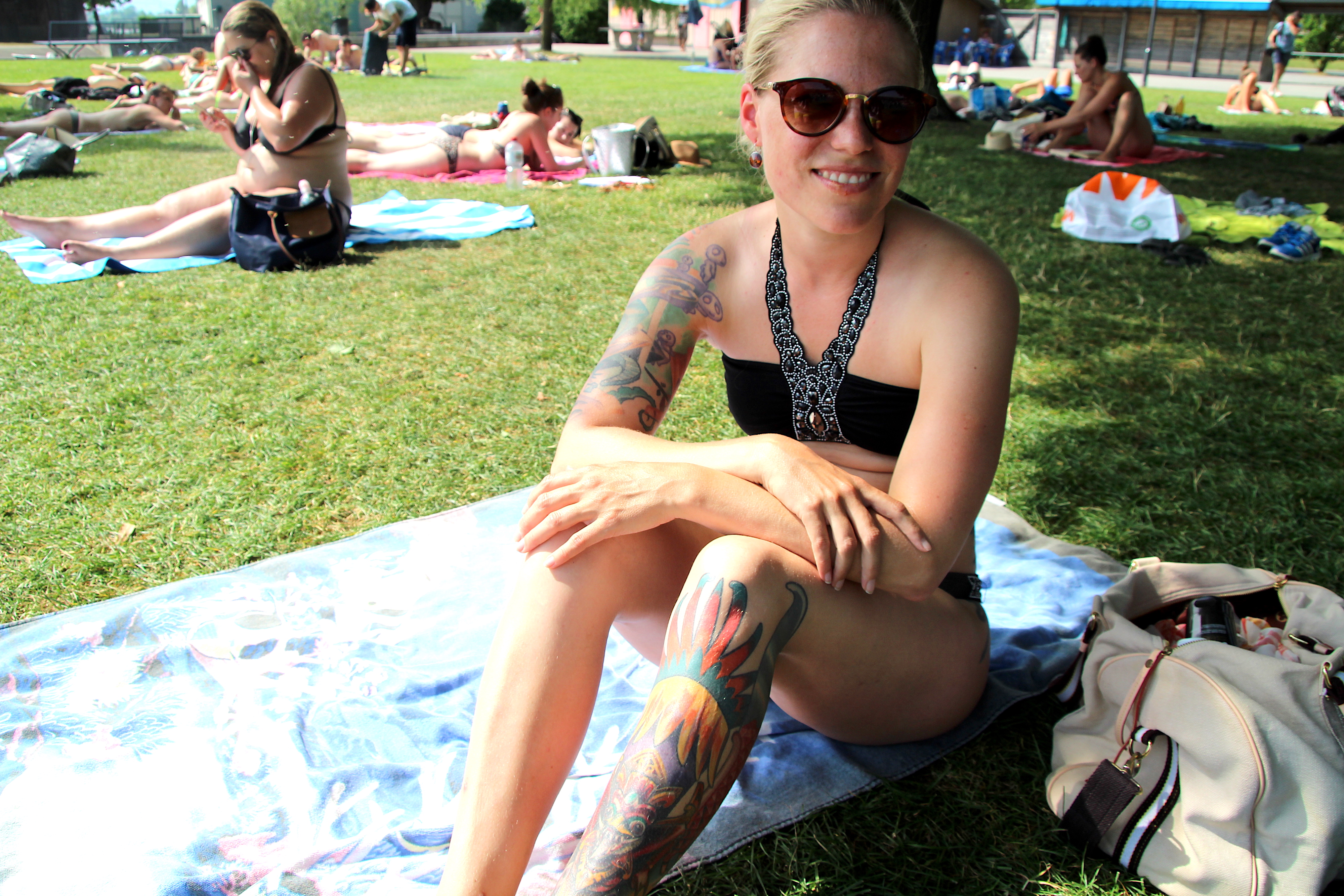 Bei Evelyne Niederberger schimmert ein buntes Tattoo auf ihrem linken Schienbein.