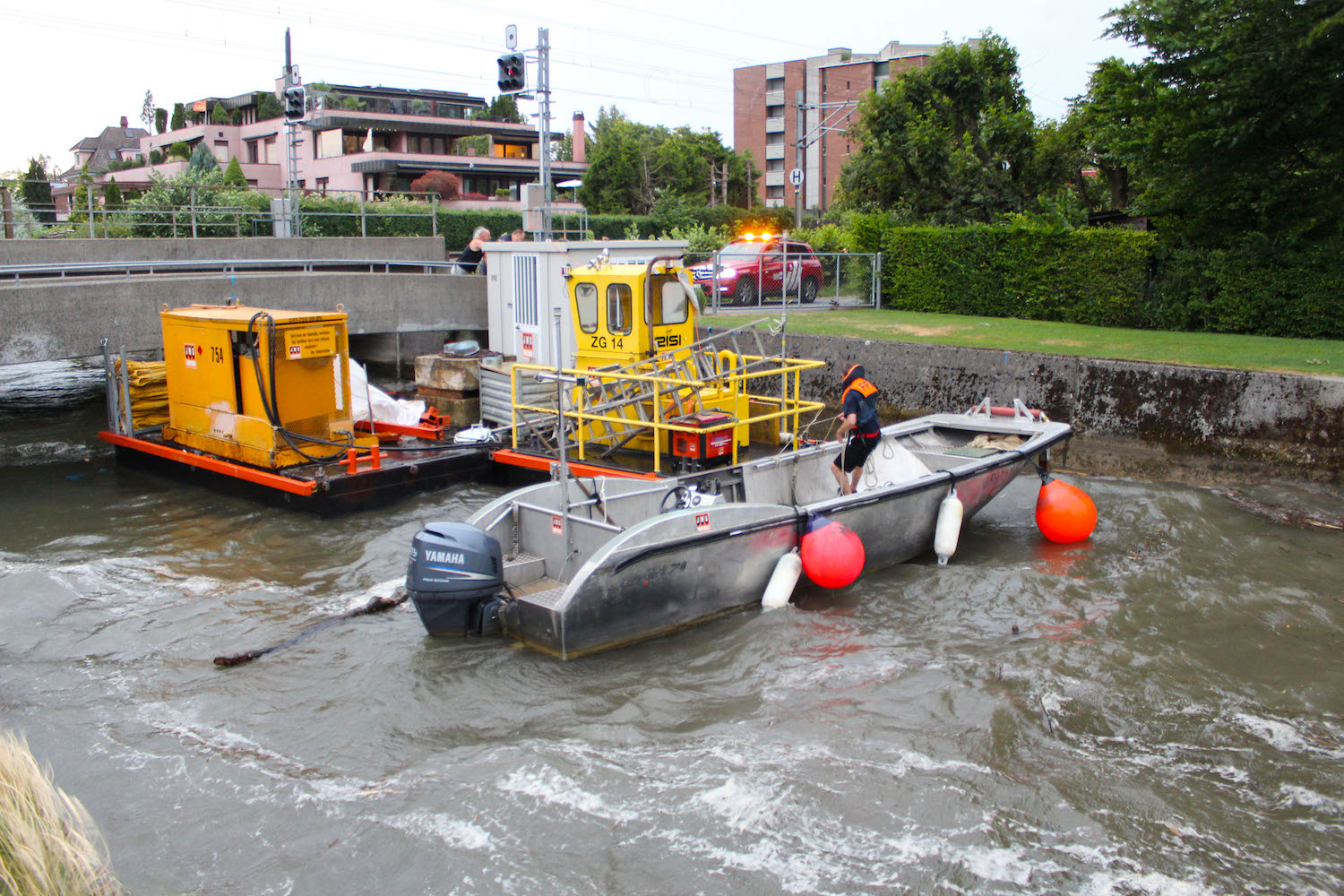 Die Flosse mit den Baumaschinen in der neuen Lorze trieben gegen das Brüggli in der Stadt Zug