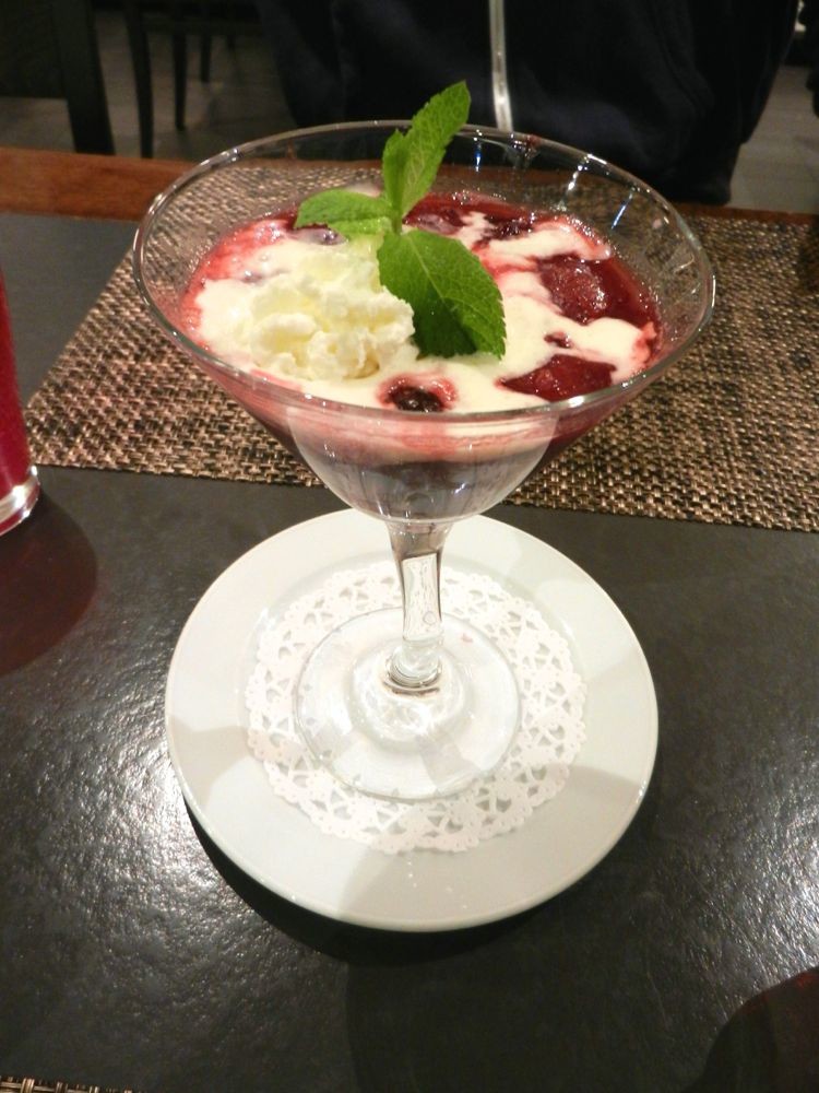 Das «Füüfliber-Dessert» war Vanille-Glace mit Zwetschgen und Beeren-Kompott