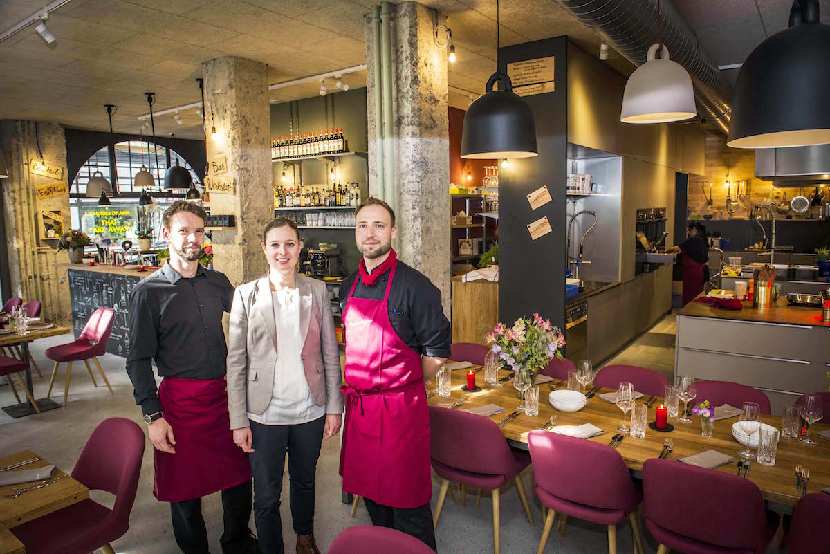 Sie begrüssen die Gäste in der neuen Genusswerkstatt an der Waldstätterstrasse 18 in Luzern: Gastgeber Thomas Nussbaumer (links), Geschäftsführerin Simone Müller-Staubli und Küchenchef Sebastian Hohl.