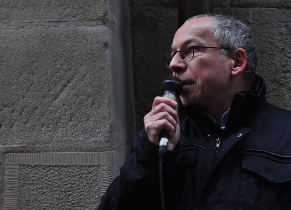Urs Bugmann, Präsident IG Kultur, spricht an der Kundgebung gegen die Sparmassnahmen (Bild: pze).