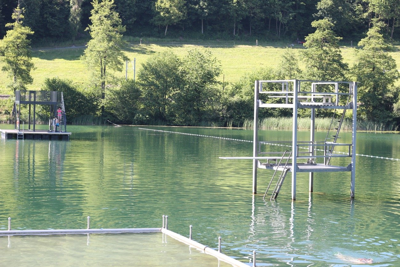 Für Kinder gibt es in der Rotsee-Badi Nichtschwimmer-Becken mit verschiedenen Tiefen, einen Sprungturm und einen Kinderspielplatz.