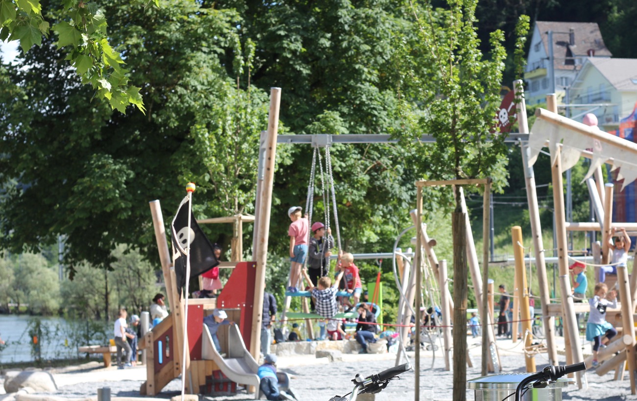 Im Gebiet Reusszopf – wo die Kleine Emme in die Reuss fiesst – können sich die Kinder auf einem Spielplatz mit Piratenschiff und Wasserspielgeräten austoben.