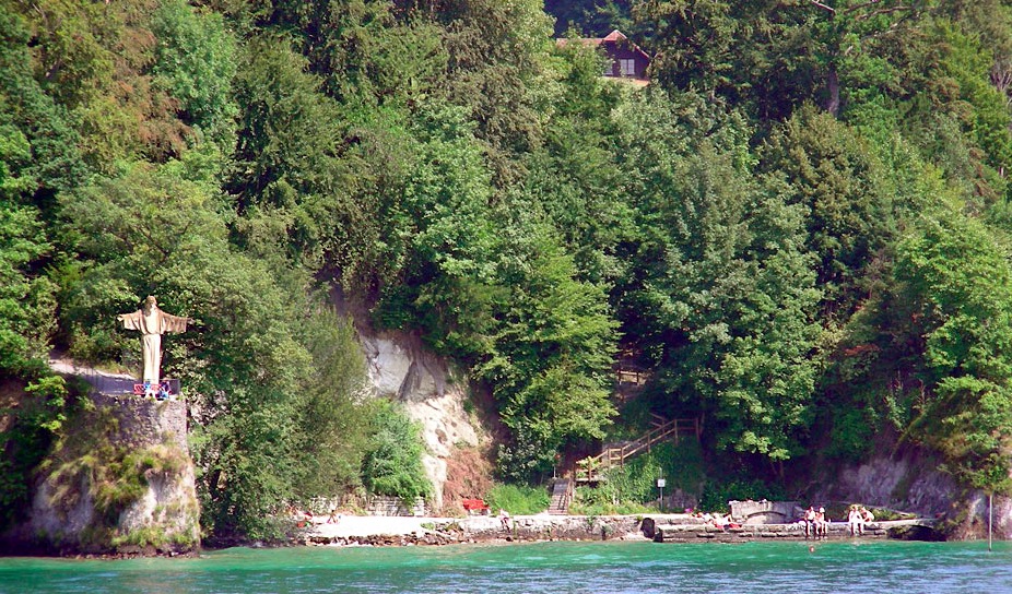 Nach dem «tierischen» Erlebnis auf dem Bauernhof und dem grossen Spielplatz beim Schloss Meggerhorn kann man sich in den malerischen Badebuchten am Vierwaldstättersee abkühlen.