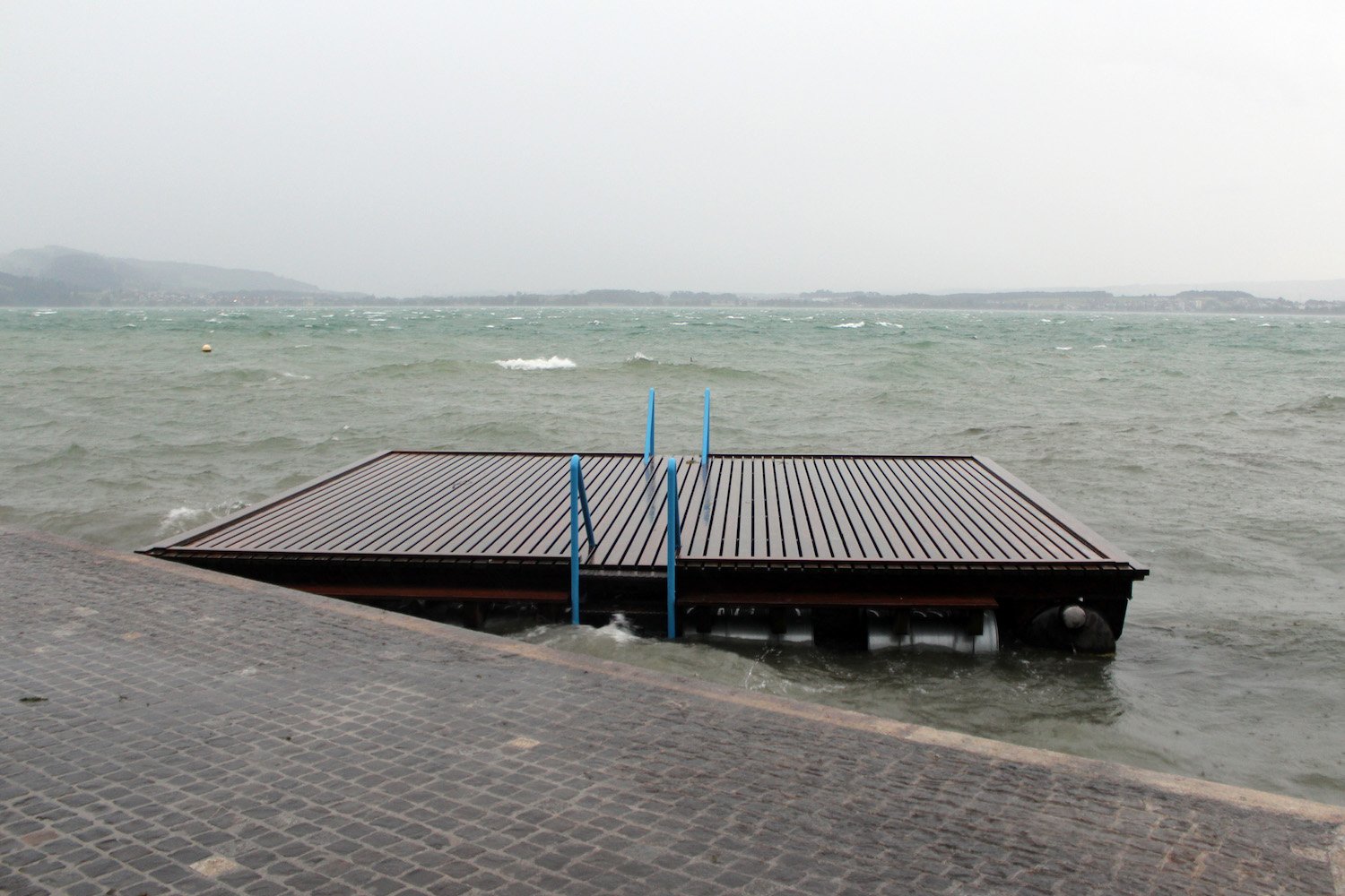 Das Floss der Badi Seeliken schwimmt unverankert vor dem Uferweg im Zuger Altstadtbereich.