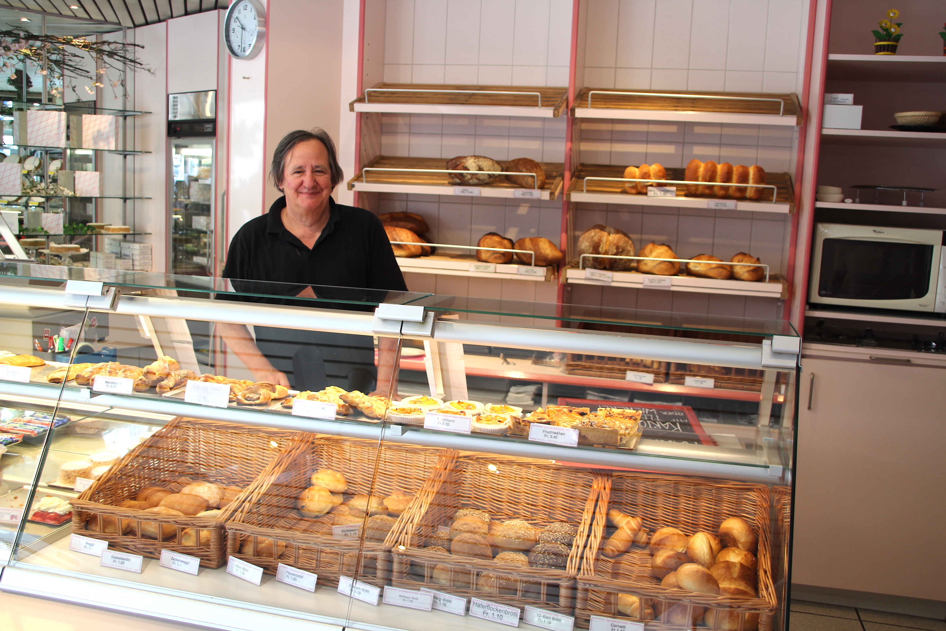 Seit 16 Jahren in der Baarerstrasse in Zug: Paul Baumgartner mit seiner Bäckerei.