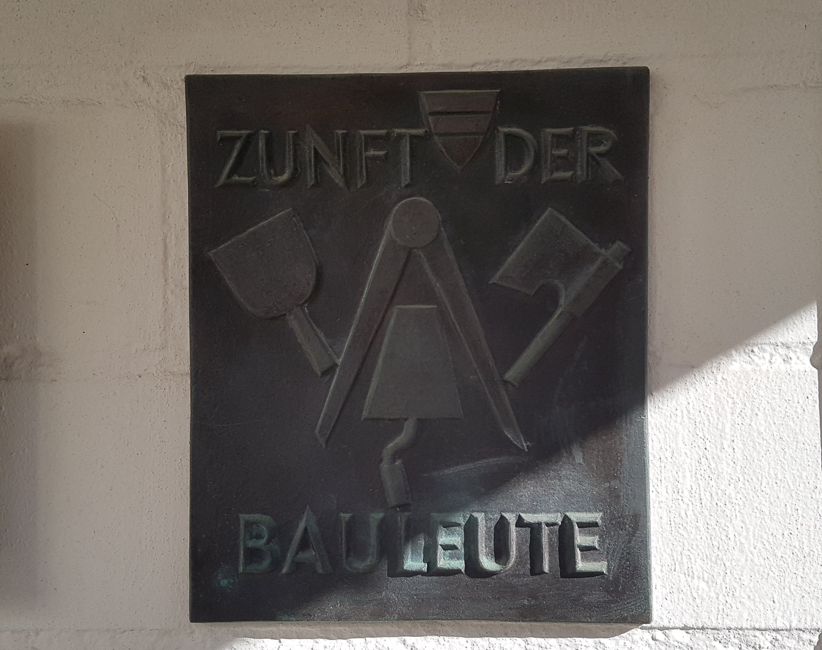 Am Eingang des Guggital prangt die Tafel der exquisiten Zuger Zunft.