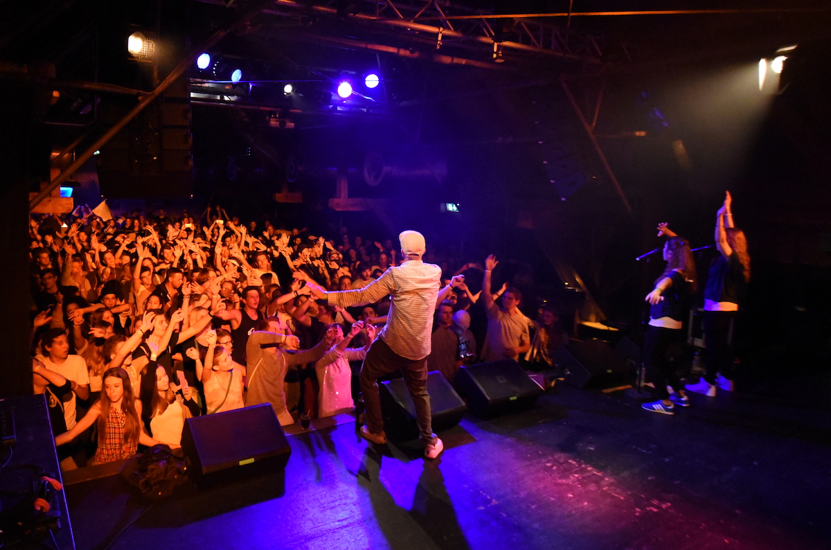 Impression vom Festival 2016; glücklich, was sonst, sehen die Fans aus.