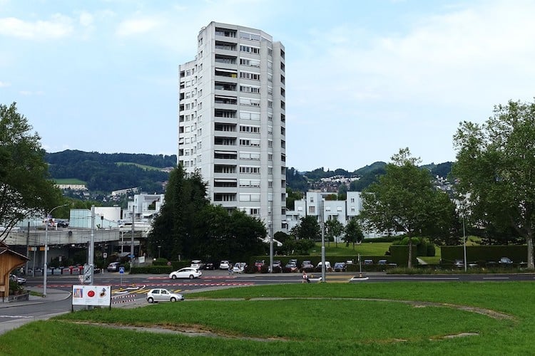 Das Aalto-Hochhaus. Im Vordergrund die Wiese zwischen Hirtenhof- und Langensandstrasse, die ebenfalls in absehbarer Zeit überbaut wird.