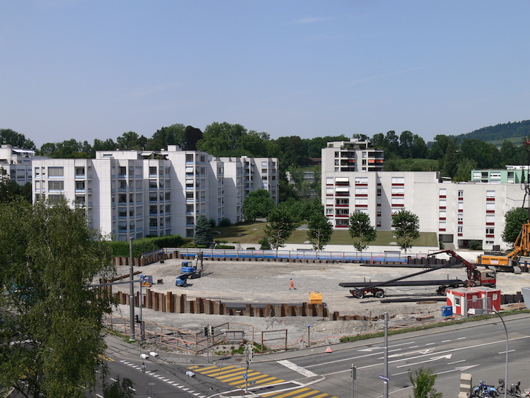 Das Baufeld des Projekts «Schönbühl Allee», wo vorher Autogarage und Tankstelle beheimatet waren.