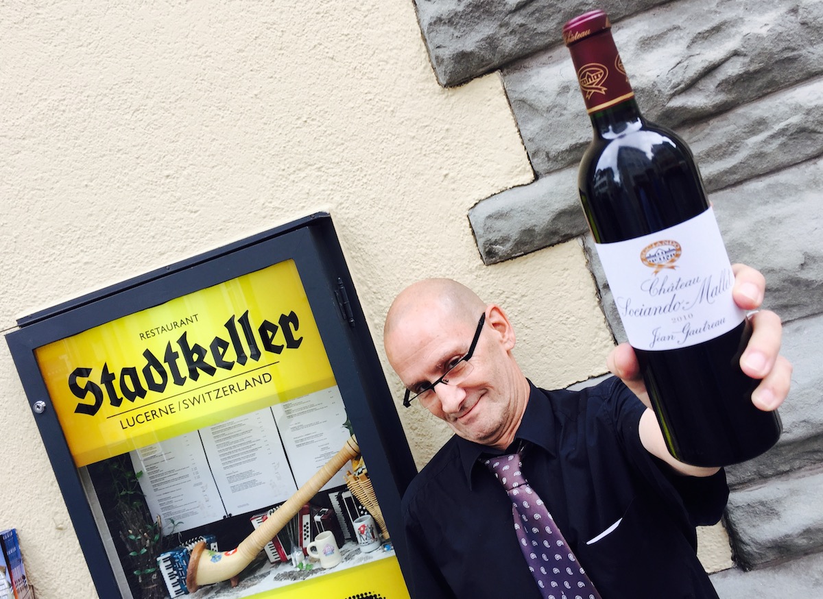 Sinn fürs Leckere: Stadtkeller-Kellner Peter Müller mit Hofers Hauswein.