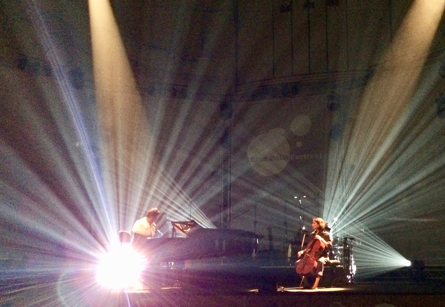 Bei der Zugabe gab's eine Nummer mit Piano und Cello.