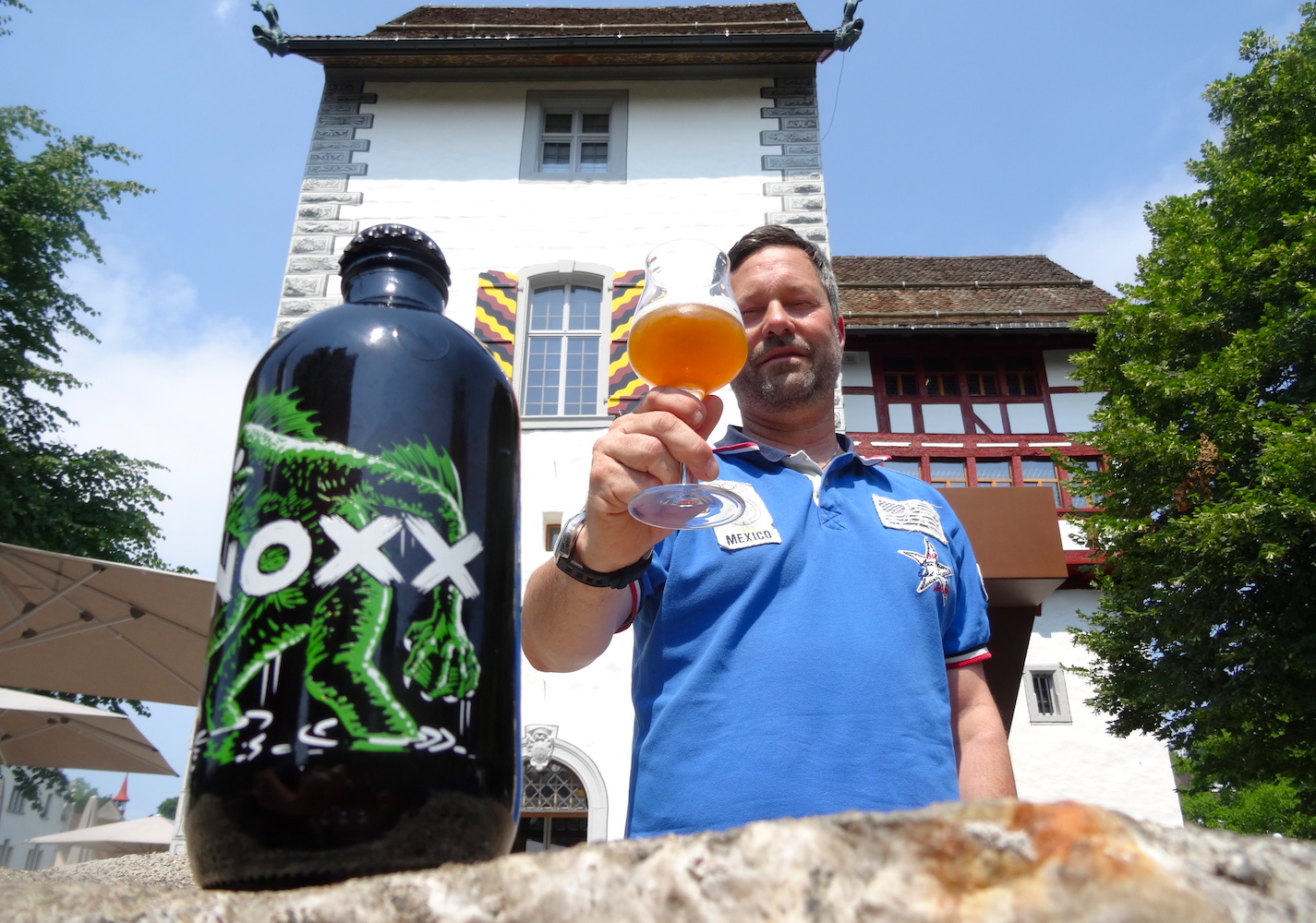 Adrian Woerz vom Brauhaus Eisbock mit dem ersten Stadtzuger Bier bei der Burg Zug.