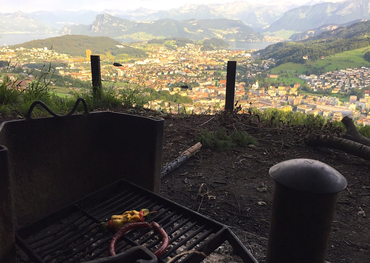 Bräteln mit Aussicht: Das bietet die Feuerstelle am Otto-Eder-Platz auf dem Sonnenberg.