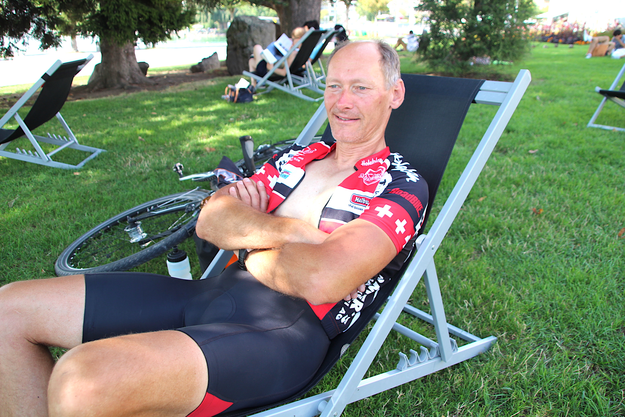 Dietmar Püschel aus Berlin geniesst nach langer Velotour in Zug auf der Rössliwiese den Gratis-Liegestuhl.