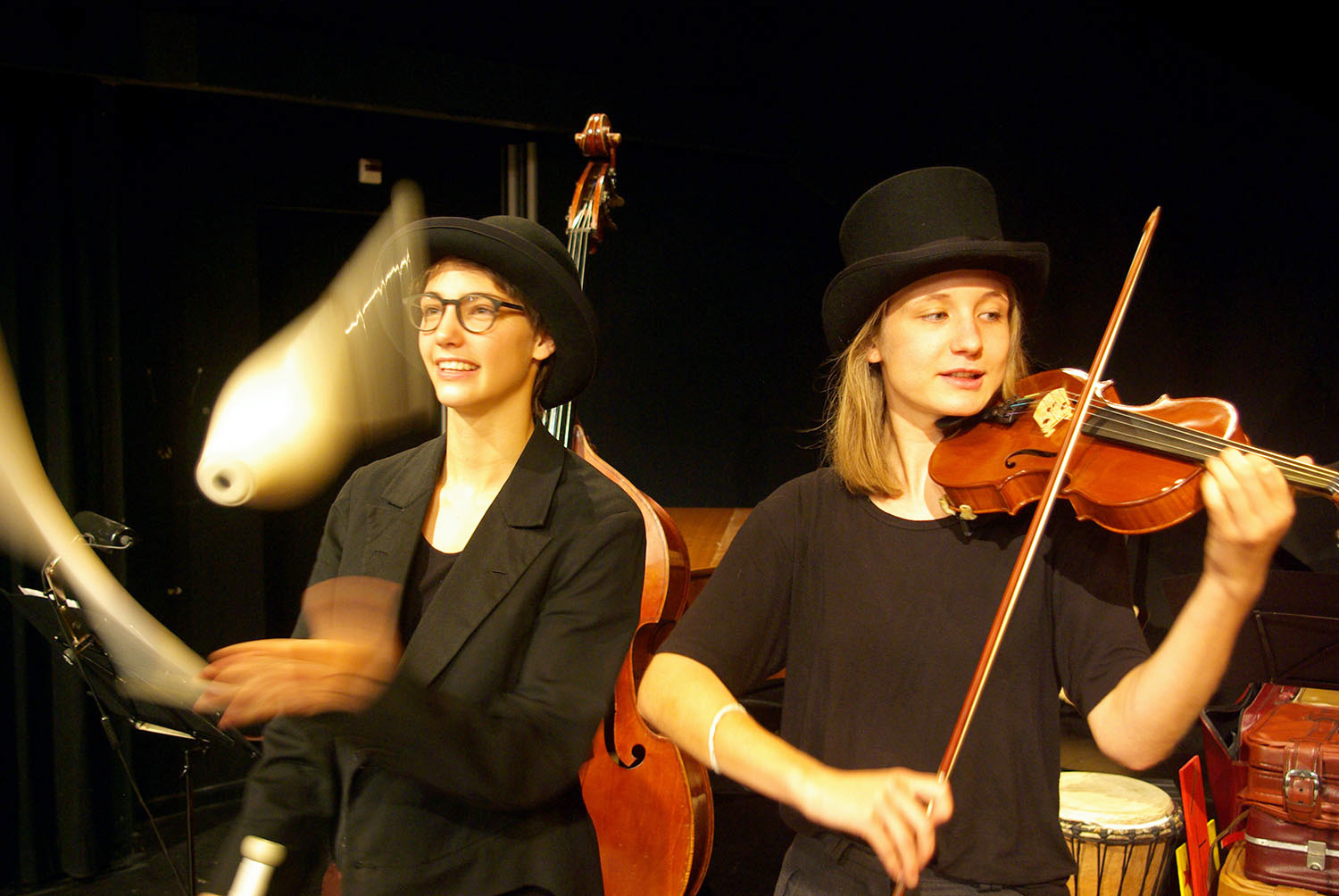 Aufwärmen im Theaterpavillon: Solvej Canova (jongliert) und Silja Bühler (an der Violine).