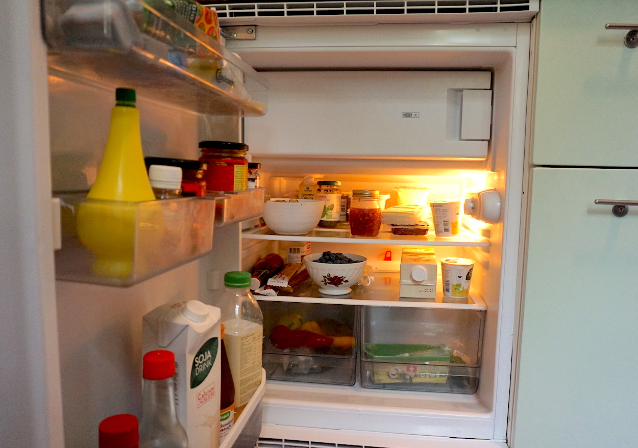 Kein Fleisch, keine Milchprodukte, kein Bier: der Kühlschrank der Veganerin Irina Studhalter.