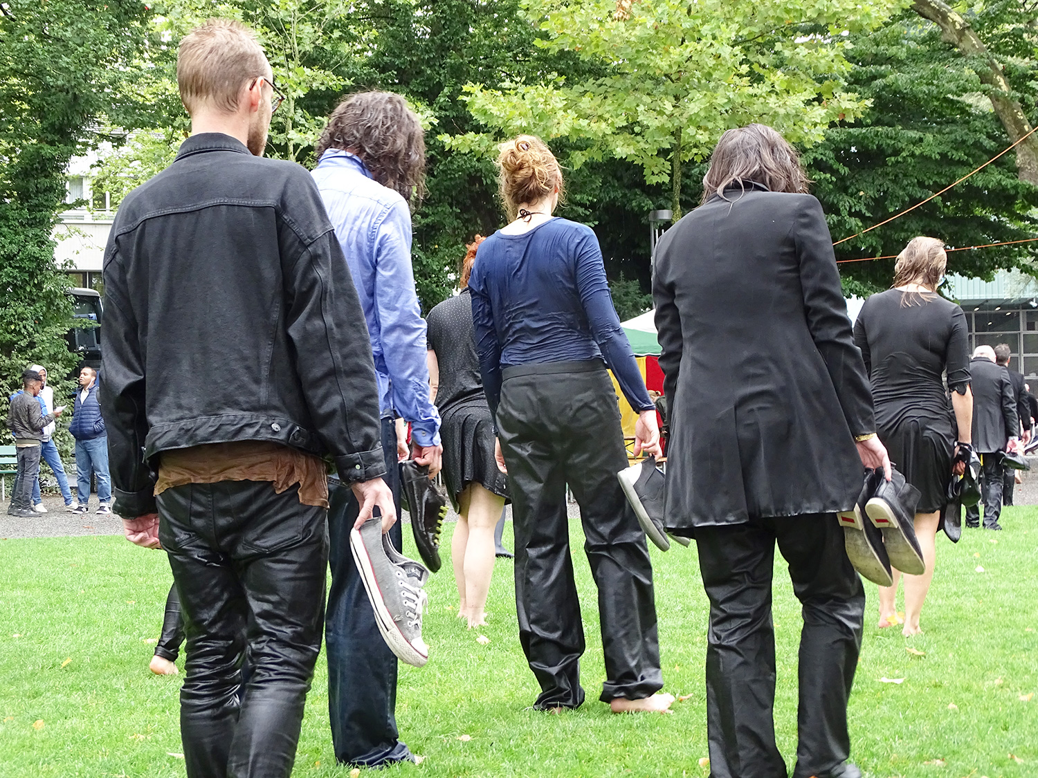 Erinnert entfernt an die Serie «The Walking Dead»: Nasse Kulturschaffende auf dem Weg ans Lucerne Festival.