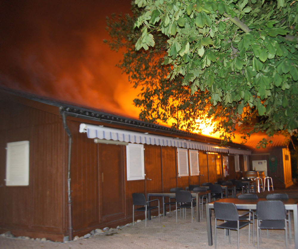 Das Vereinslokal steht in Flammen.