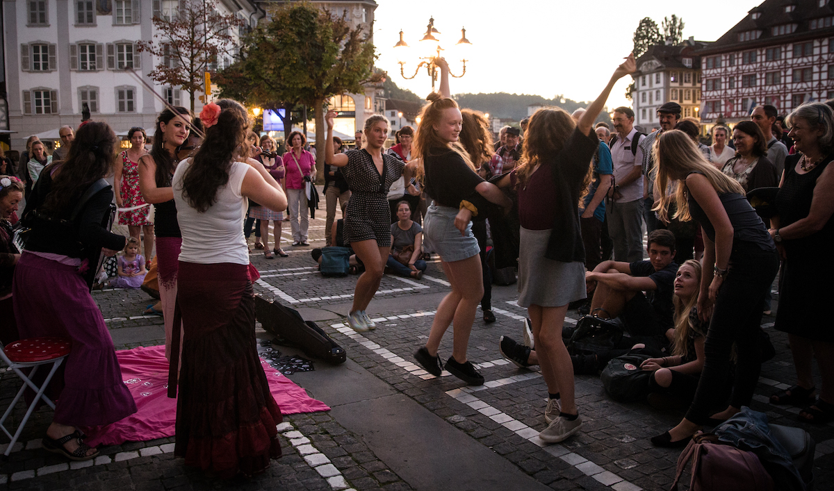 Hier darf auch gerne getanzt werden: das Weltmusik-Festival gastiert auf dem Jesuitenplatz.