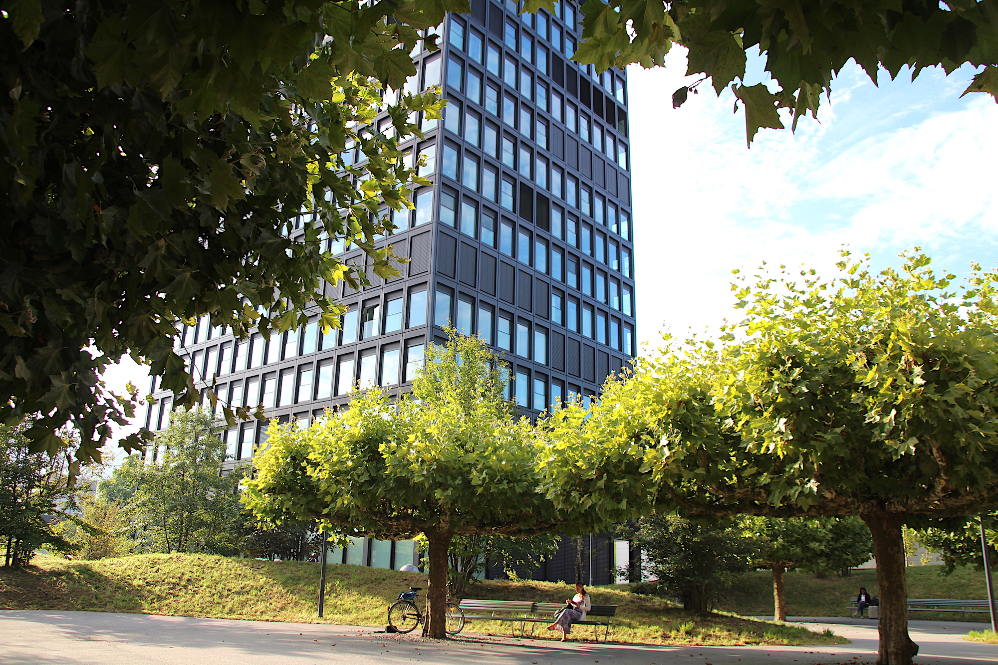 Eigentlich eine lauschige Ecke – der Park beim Parktower. Doch eigentlich waren dort viel mehr Bäume geplant. Zumeist verweilen dort nur wenige Passanten.