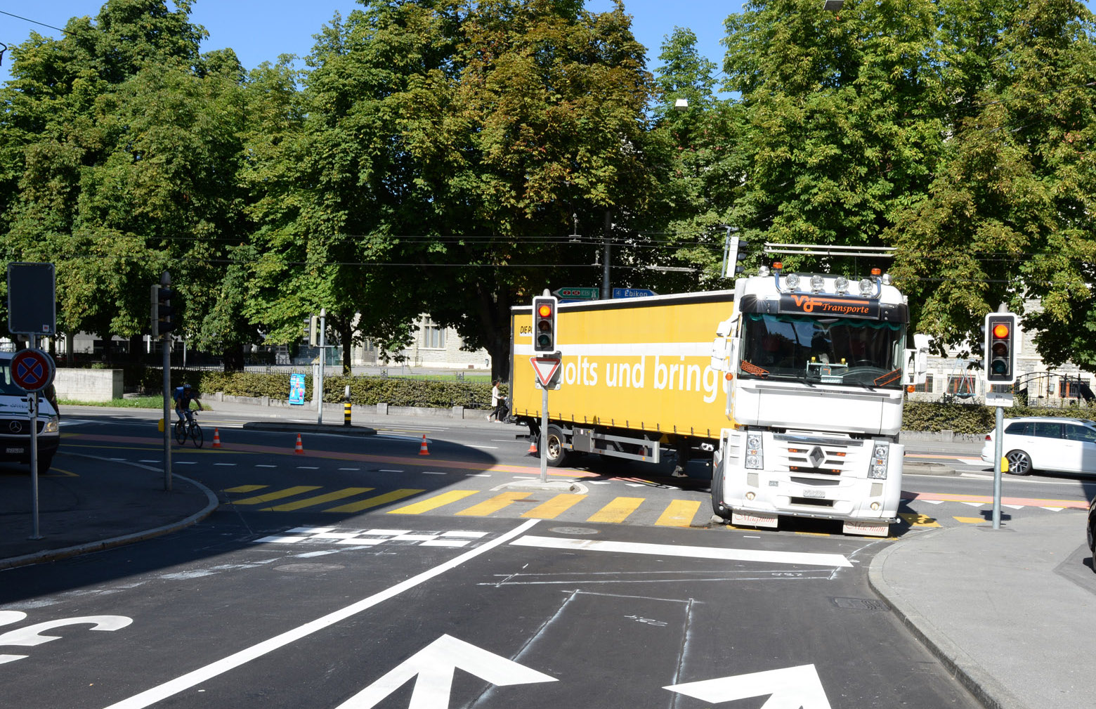 Der Lastwagen nach dem Unfall von der Hünenbergstrasse aus gesehen.