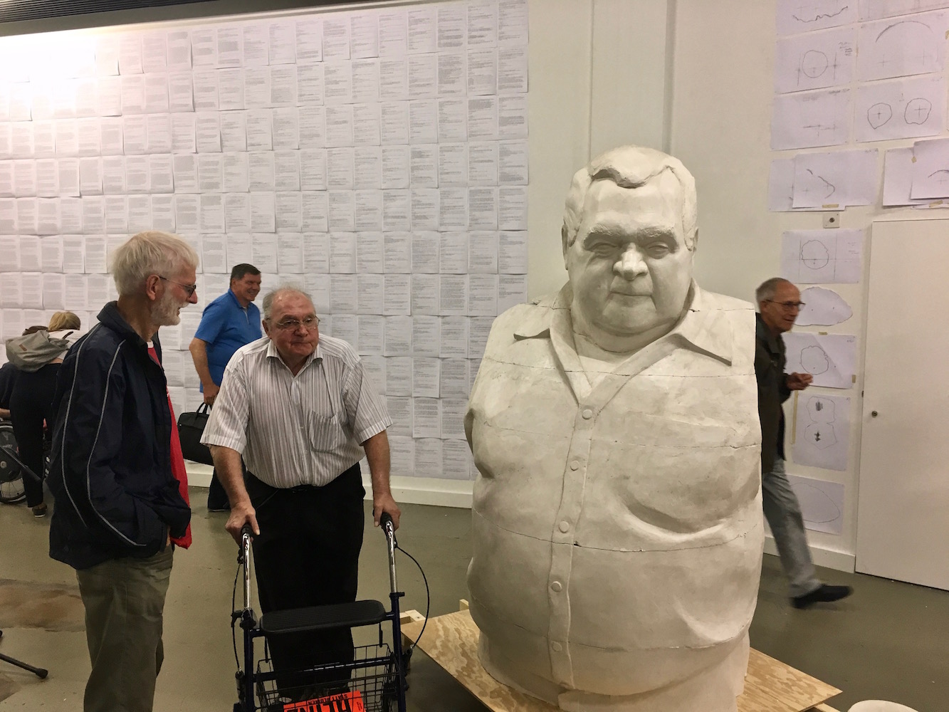 Heinz Gilli betrachtet «seine» Statue.