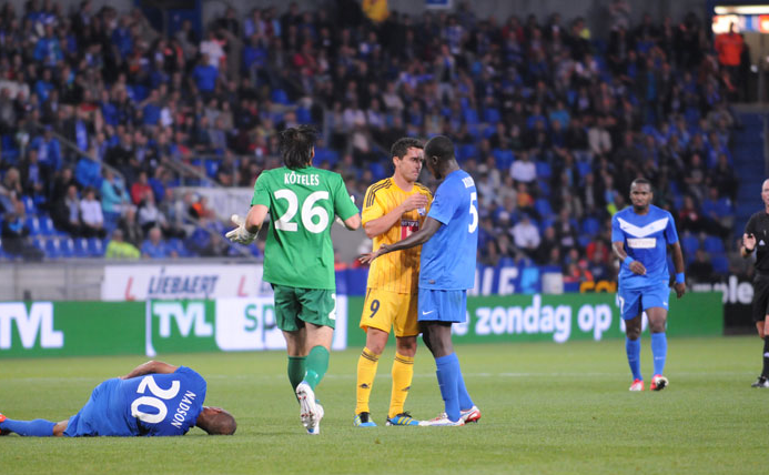 Rangelov (gelbes Shirt) kriegte nach seinem Kick auf den am Boden liegenden Belgier die Rote Karte – und der FCL flog aus dem Wettbewerb.(Quelle: fcl.fan-fotos.ch)