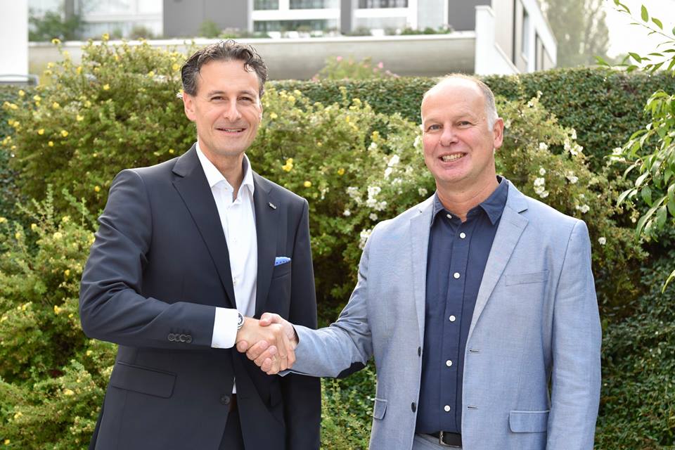 FCL-Präsident Philipp Studhalter (links) gratuliert seinem neuen CEO Marcel Kälin.