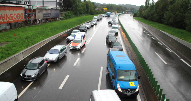Wenn die Autobahn gesperrrt ist wegen der überschwemmten Mulde bei Steinhausen, bilden sich gleich, wie neulich nach einem Gewitter, lange Staus.