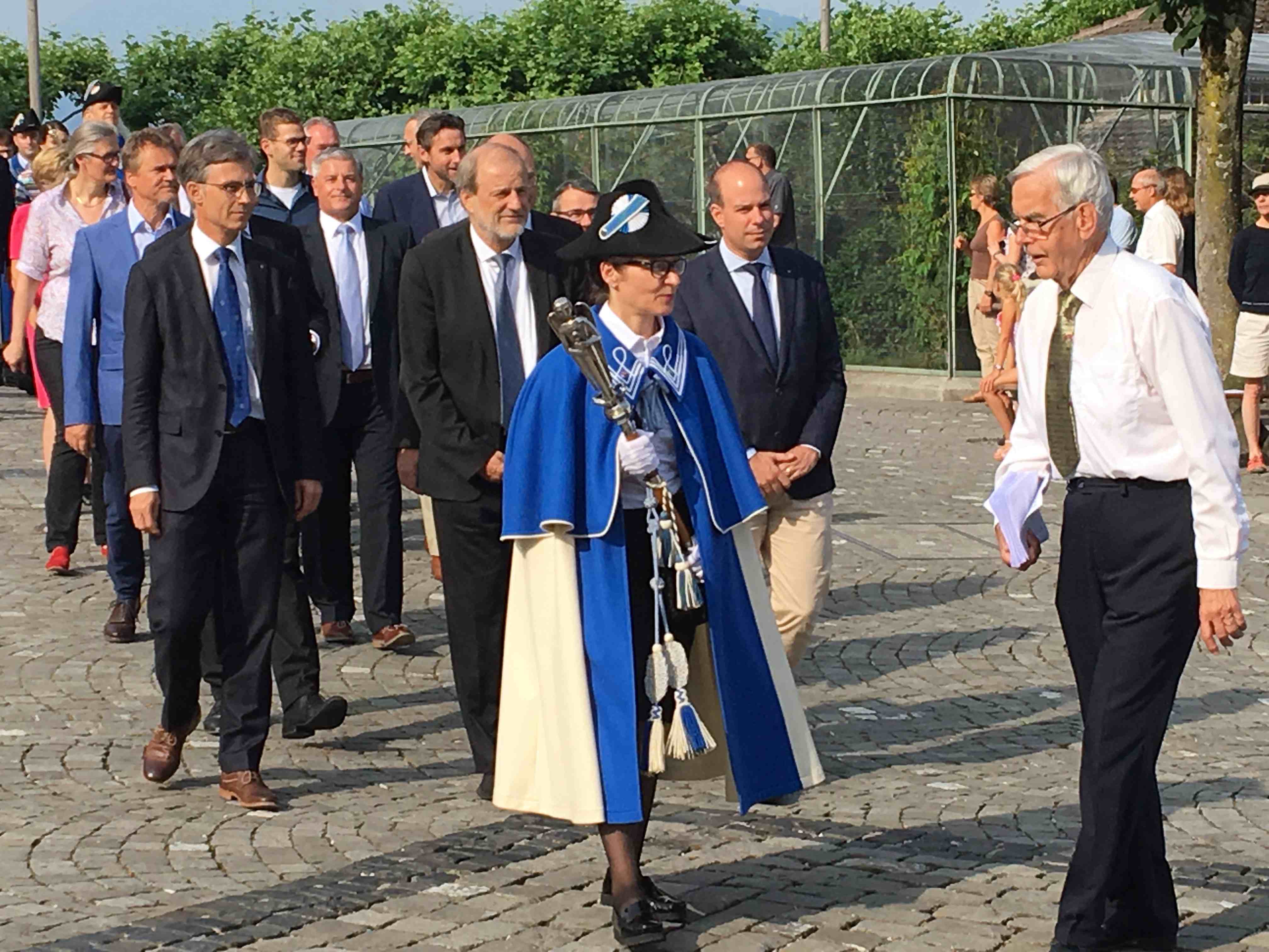 Stadtrat Karl Kobelt (links) will Stadtpräsident Dolfi Müller (Mitte) beerben. Bild vom Fronleichnam mit Stadtweibelin Gabriela Kottmann, dem Stadtschreiber und GGR-Mitgliedern.