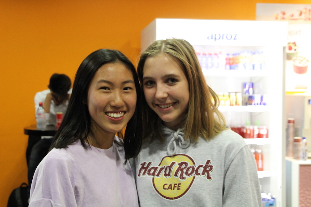 «Hierhin kommen wir eher für schnelles Shoppen», meinen die Schülerinnen Jenny Ho (links) und Leonie Holm.