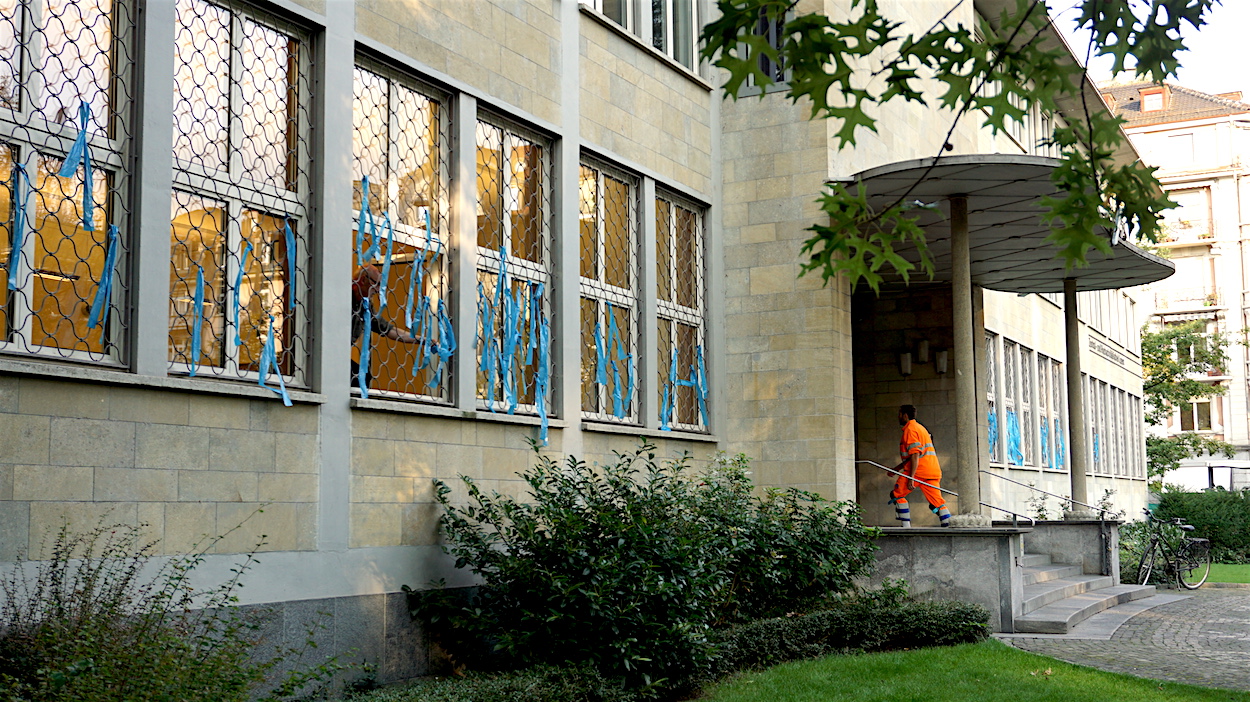 Farbiger Protest: Die Zentralbibliothek beim Vögeligärtli wurde am Morgen mit blauen Bändern geschmückt.