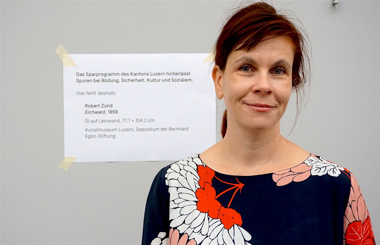 Fanni Fetzer, Direktorin des Kunstmuseums, vor dem fehlenden Bild in der Ausstellung.