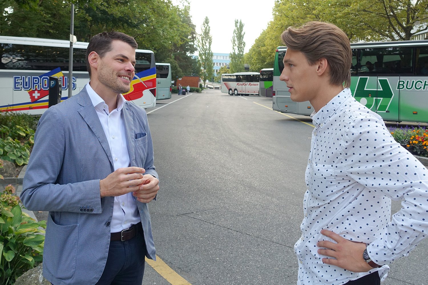 Wohin mit diesen Cars? Das ist der grosse Streitpunkt im Streitgespräch zwischen FDPler Fabian Reinhard (links) und Juso-Politiker Yannick Gauch.