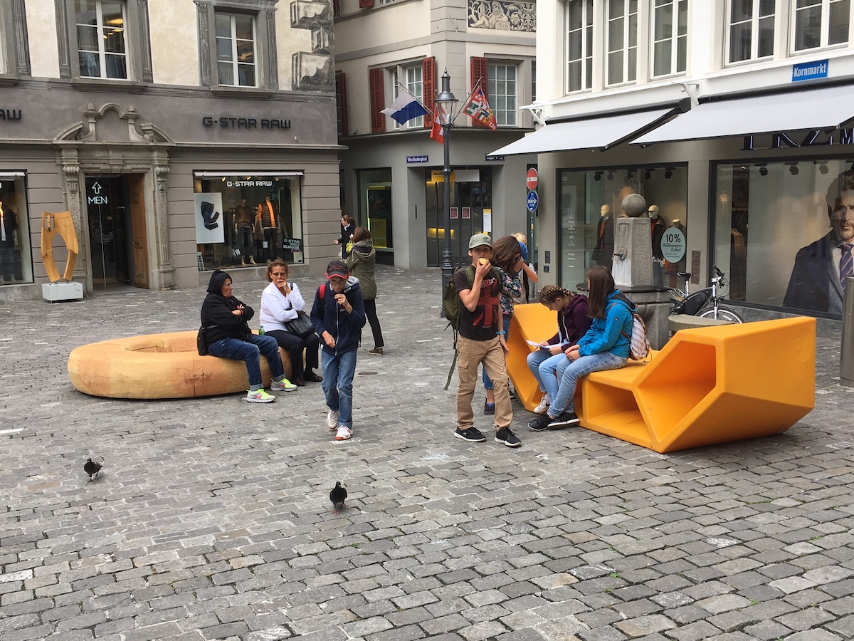 Testgelände Kornmarkt: Der Holzring links und das «Plastikbänkchen» werden schon rege genutzt.