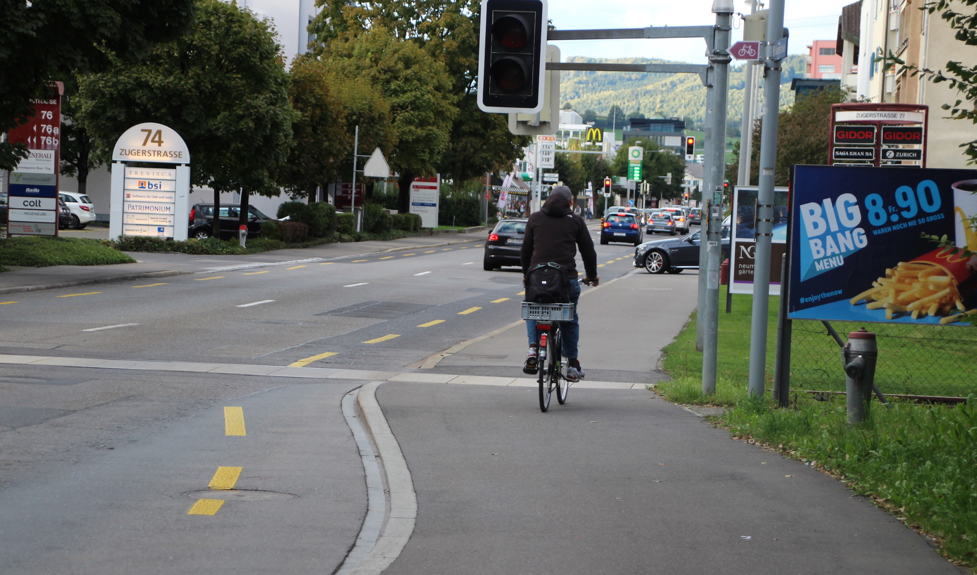 Sicher ist sicher: Dieser Velofahrer fährt lieber gleich auf dem Fussgängerweg.