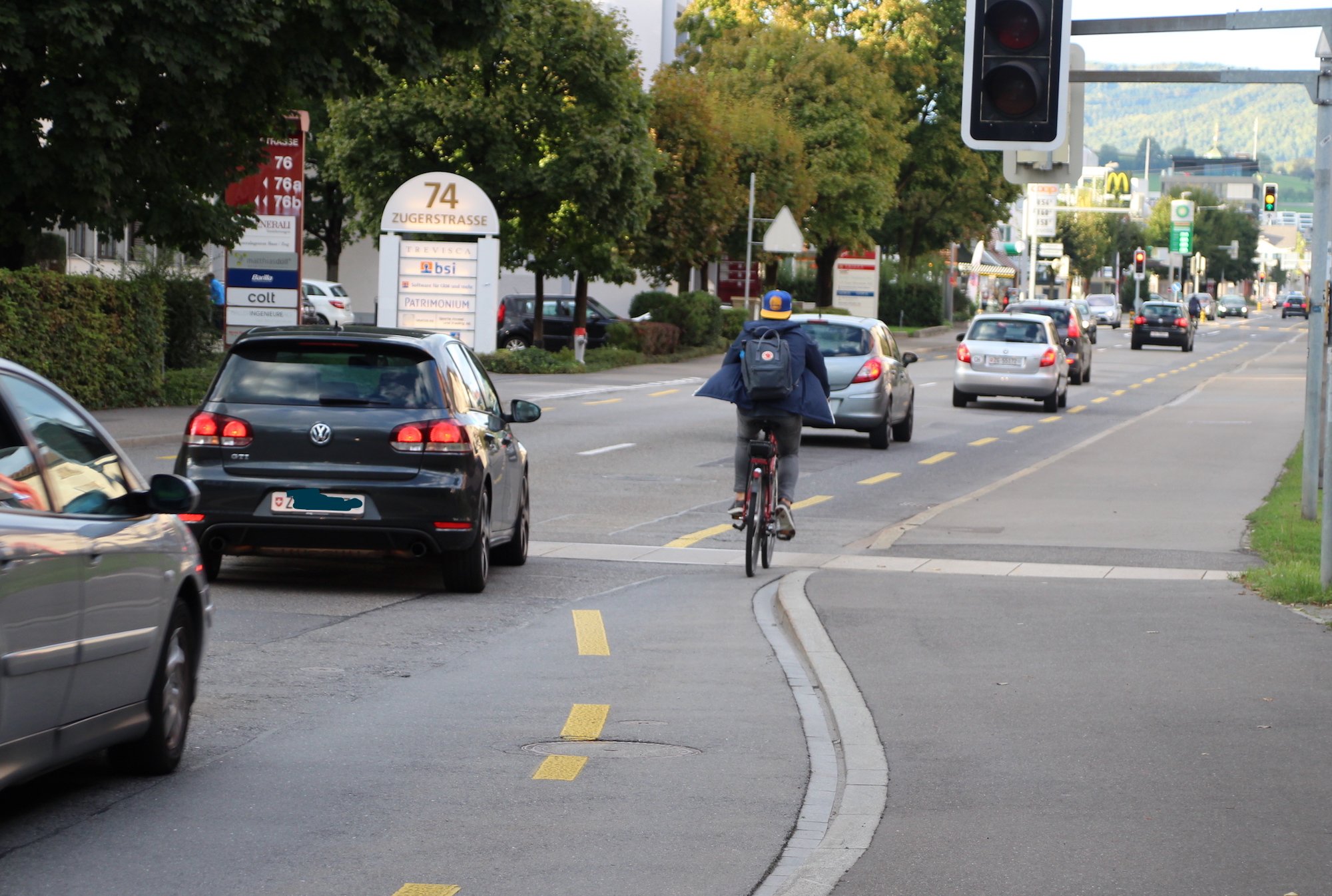 Der Nervenkitzel für Velofahrer an der Ortsgrenze zwischen Zug und Baar: Wenn die Autos von hinten angefahren kommen, weiss der Velofahrer nicht, ob er gesehen wurde.